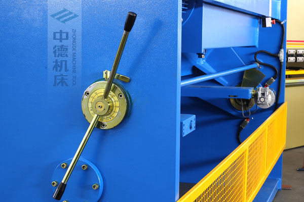 ZDS-432剪板機刀片間隙手動調節器，刻度清淅，調節省力又簡便.jpg