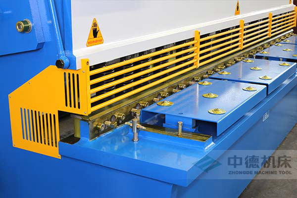 ZDS-432剪板機進料口，安全防護，進料無阻，又能直接觀看到燈光對線的剪切位置.jpg