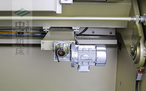 ZDS-1032剪板機后檔料結(jié)構(gòu)，平行度高，并采用國內(nèi)一流品牌軸承，耐磨抗壓壽命長.jpg